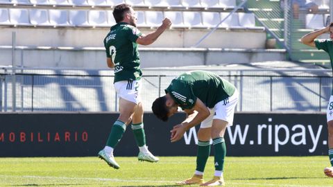 Migue brincando tras el gol y Jes�s Bernal, testigo de excepci�n, agradeciendo incr�dulo mirando al suelo. 