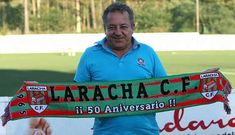 El presidente Canito muestra la bufanda conmemorativa de las bodas de oro del club. 