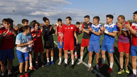 El delantero (en el centro de la imagen) destaca la comuni�n que se siente en la plantilla y con la afici�n