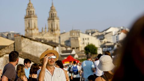 Cientos de personas se reunieron en la muralla.