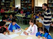 Le� KCh, ayer, con escolares de Cee en el obradoiro de poes�a. 