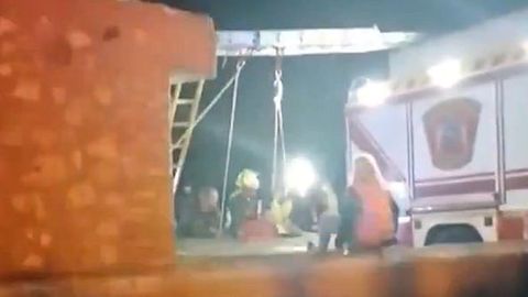 Trabajo de los bomberos para sacar a dos menores de un pozo en Nambroca, Toledo