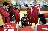 El entrenador, Alberto G�mez, en el centro, da instrucciones a sus jugadores en un tiempo muerto.