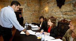 Espi�o se dirige a la secretaria ante la alcaldesa en un pleno anterior.