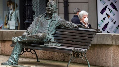 Una mujer con una mascarilla en una calle de Oviedo.