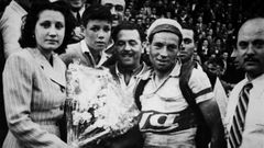 Delio Rodrguez Barros el da que se proclam campen de la Vuelta ciclista a Espaa el 31 de mayo de 1945 con 29 aos vistiendo el maillot del Diario Ya, entonces patrocinador de la carrera. Delio conserva a da de hoy el rcord de victorias de etapa en una misma edicin con doce triunfos. 