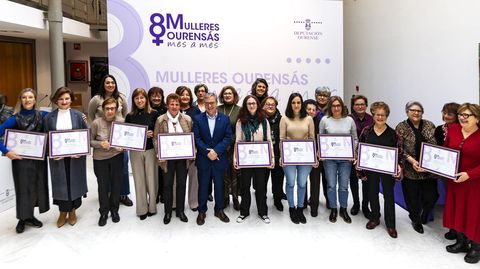 Luis Menor, en el centro de la imagen, entreg� los diplomas a las mujeres y colectivos destacados en el �ltimo a�o en la campa�a 8M, mes a mes.