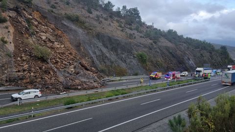 Una de las ltimas incidencias en la A-6: un desprendimiento de tierras arrastr un coche en el lmite de Becerre y As Nogais. El conductor sali ileso