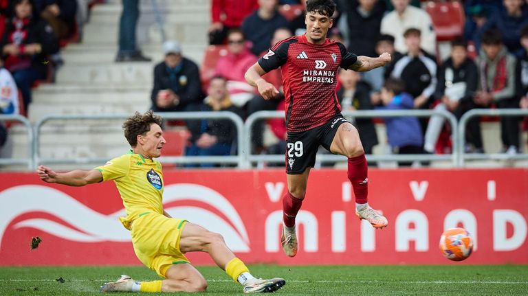 Petxarroman corta la progresin de Iker Benito durante el partido de Anduva