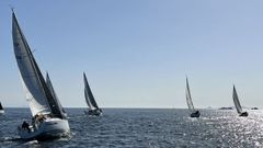 Embarcaciones que participaron en la regata navegando en direcci�n a la se�al del Castro. 