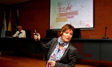 La conselleira, explicando al auditorio el proyecto de ampliaci�n, con el plano detr�s.