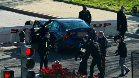 Agentes recogen pruebas en el zona donde el atacante estamp� el veh�culo contra una barrera que defiende el Capitolio
