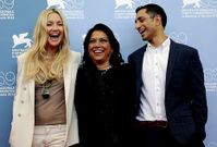 La directora Sami Nair, flanqueada por los actores Kate Hudson y Riz Ahmed.