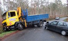 En Leiloio, Malpica, hubo un choque entre un cami�n y un turismo.