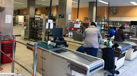 Clientes en un economato de Hunosa.Clientes en un economato de Hunosa