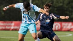 �lex Gallar protege el bal�n en el amistoso del Lugo contra el Celta Fortuna en Pol.
