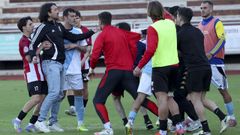 Con el partido acabado, hubo una peque�a t�ngana que le cost� la expulsi�n a Secho