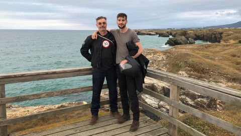 Josep, con su padre, en la Praia das Catedrais. La última foto que se hicieron juntos
