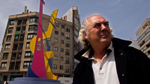 El artista Jos� Mar�a Barreiro con una de sus obras. 