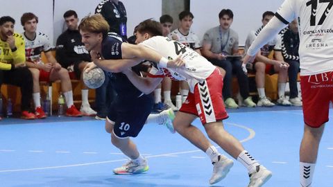 Lance de juego del partido de Copa entre el Attica 21 Hotels Oar Coru�a y el Nava.