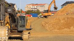 Actividad en el solar donde se construir la residencia pblica de mayores en O Bertn.