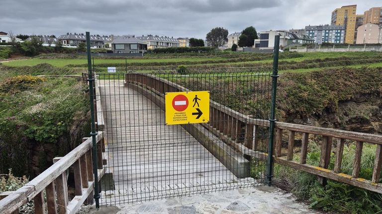 A Ponte da Ronqueira con la se�al de prohibido pasar