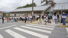 Concentraci�n de vecinos en el centro de salud de Mora�a, convocada por BNG y PSOE, para reclamar servicio de pediatr�a en el municipio