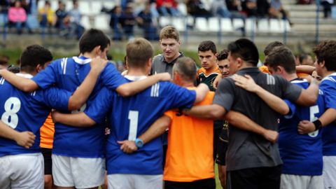Jordie Barrett (c), jugador de los All Blacks,la selecci�n de rugby de Nueva Zelanda, premio Princesa de Asturias de los Deportes 2017, durante el entrenamiento que los miembros de los All Blacks han mantenido con jugadores de rugby de Asturias, hoy en las instalaciones Municipales de San L�zaro de Oviedo.