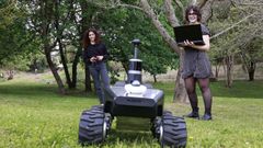 Las alumnas de Rob�tica Blanca y Tania, con Summit, un robot que recoge datos para calcular la biomasa de un terreno forestal.