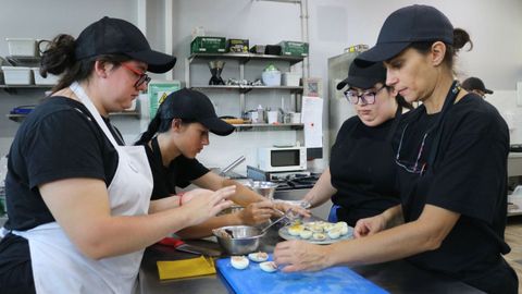 14 personas llegaron de Latinoam�rica a trav�s del plan Retorna de la Xunta para trabajar en hosteler�a