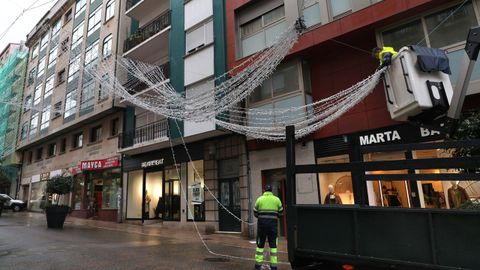 Los operarios procedieron a recolocar las luces en la calle Rosal�a de Castro
