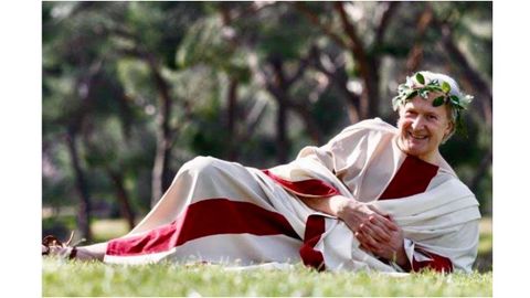 El profesor Emilio del R�o, autor del p�dcast y el libro �Locos por los cl�sicos�, acaba de publicar �Peque�a historia de la mitolog�a cl�sica�.