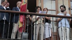 Maricarmen L�pez, Chipe, leyendo el preg�n rodeada de autoridades locales, miembros de la comisi�n y otros