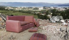 Toneladas de basura se acumulan en una zona que tiene unas vistas espectaculares a la r�a. 