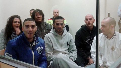 Jes�s Moynelo, conocido en Oviedo como El 'Yesus', en segundo plano y con pelo rizado, junto al resto de acusados, durante el juicio en 2013