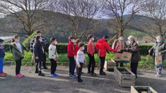 Los usuarios, junto a los peque�os del colegio de Trabada. 