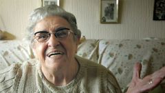 Mara Teresa Paniagua, na sa casa de Lavapis, nun fotograma do filme de Tejeda e Giusto; a historia da soprano zaragozana cataliza o relato do documental sobre a condicin efmera do xito.