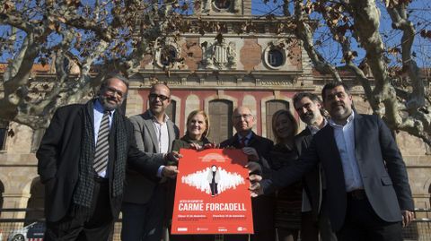 Los expresidentes del Parlament Joan Rigol (c), Ernest Benach (i) y N�ria de Gispert (3i), junto a los presidentes de la Associaci� Catalana de Municipis, Miquel Buch (2i); de la Asamblea Nacional Catalana, Jordi S�nchez (1d); de la Associaci� de Municipis per la Independ�ncia, Neus Lloveras (3d), y de Omnium Cultural, Jordi Cuixart (2d), durante el acto de apoyo a la presidenta del Parlament, Carme Forcadell, que acudir� a declarar este viernes como investigada por desobediencia y prevaricaci�n ante el Tribunal Superior de Just�cia de Catalu�a (TSCJ)