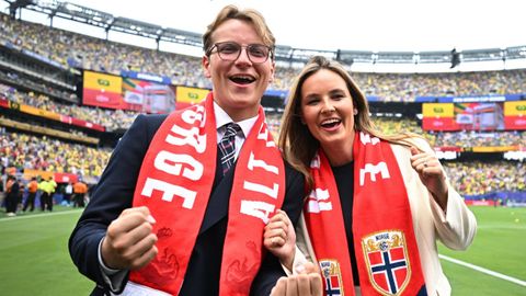 Sverre Magnus, junto a su hermana Ingrid Alexandra, en un partido de Noruega en el Mundial de f�tbol