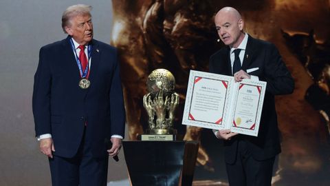 Donald Trump recibe el premio FIFA de la Paz de manos de Gianni Infantino
