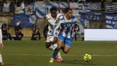 Noubi se abre paso en un lance del partido del Deportivo en Le�n.