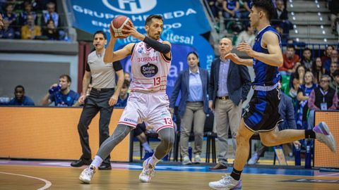 Nogu�s, buscando a qui�n pasar el bal�n.