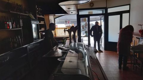 Un momento del apagón que empezó poco después de las dos en Chantada, en una imagen captada dentro del bar Centro