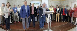 Mui�os, despidiendo el acto acompa�ado por Xavier Vence, Rosana P�rez y el grueso de su lista. 