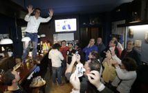 Fernando Su�rez celebrando anoche la victoria subido a la barra en O Cant�n. 