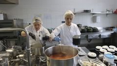 La cocina del colegio de O Milladoiro elabora mens adaptados para 143 escolares con alergias e intolerancias alimentarias