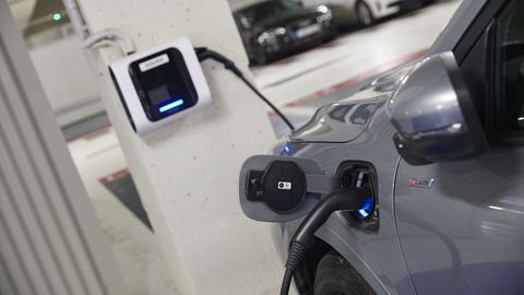 Coche el�ctrico cargando en un garaje