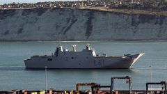 El Juan Carlos I entra en el puerto de Guecho, donde permanecer� todo el fin de semana pese al rechazo de la corporaci�n municipal