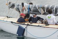 El rey em�rito gan�, como patr�n del �Gallant�, la primera fase de la regata, de Sanxenxo a Mar�n. 