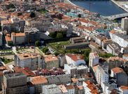 Vista a�rea del convento de Santa Clara, en pleno casco urbano, junto a la plaza de Barcelos. 